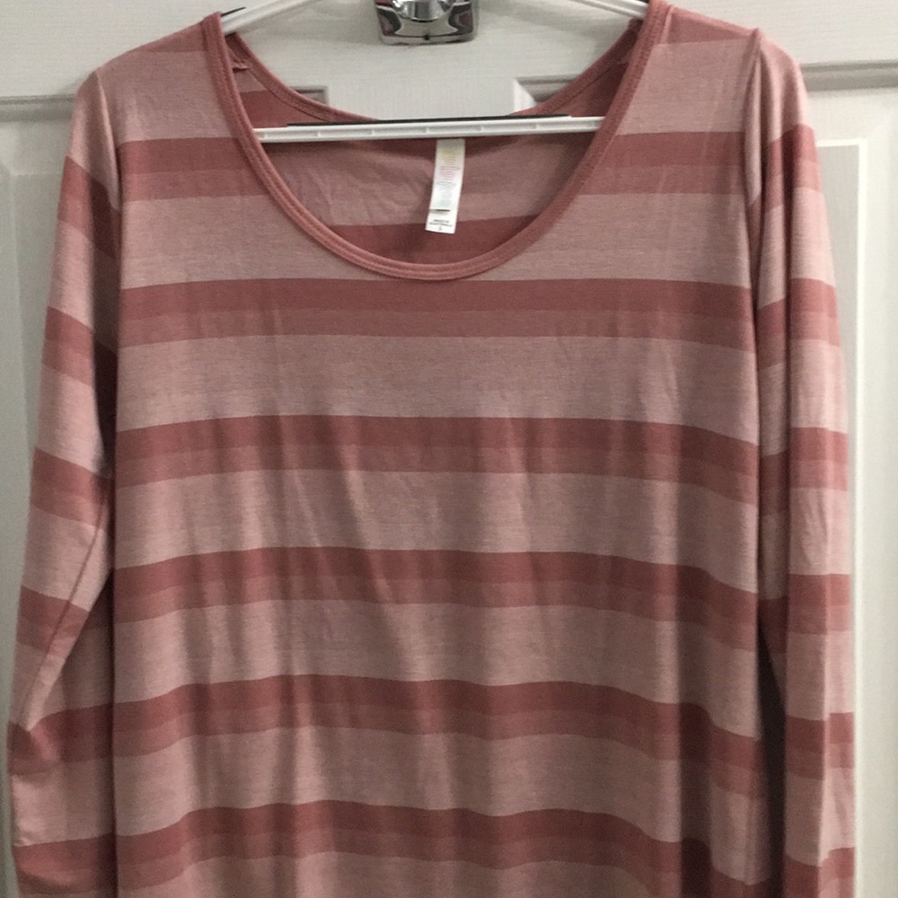 💕BEAUTIFUL BNWT LULAROE SMALL LYNNAE TOP💕